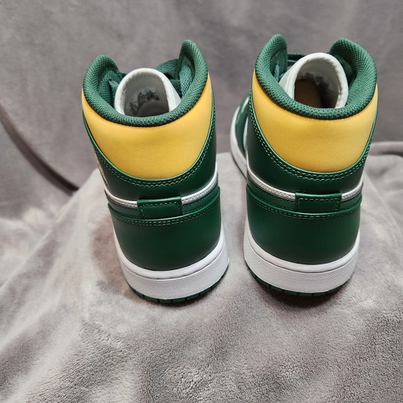 Air Jordan 1 Mid - Picture 3 of 6